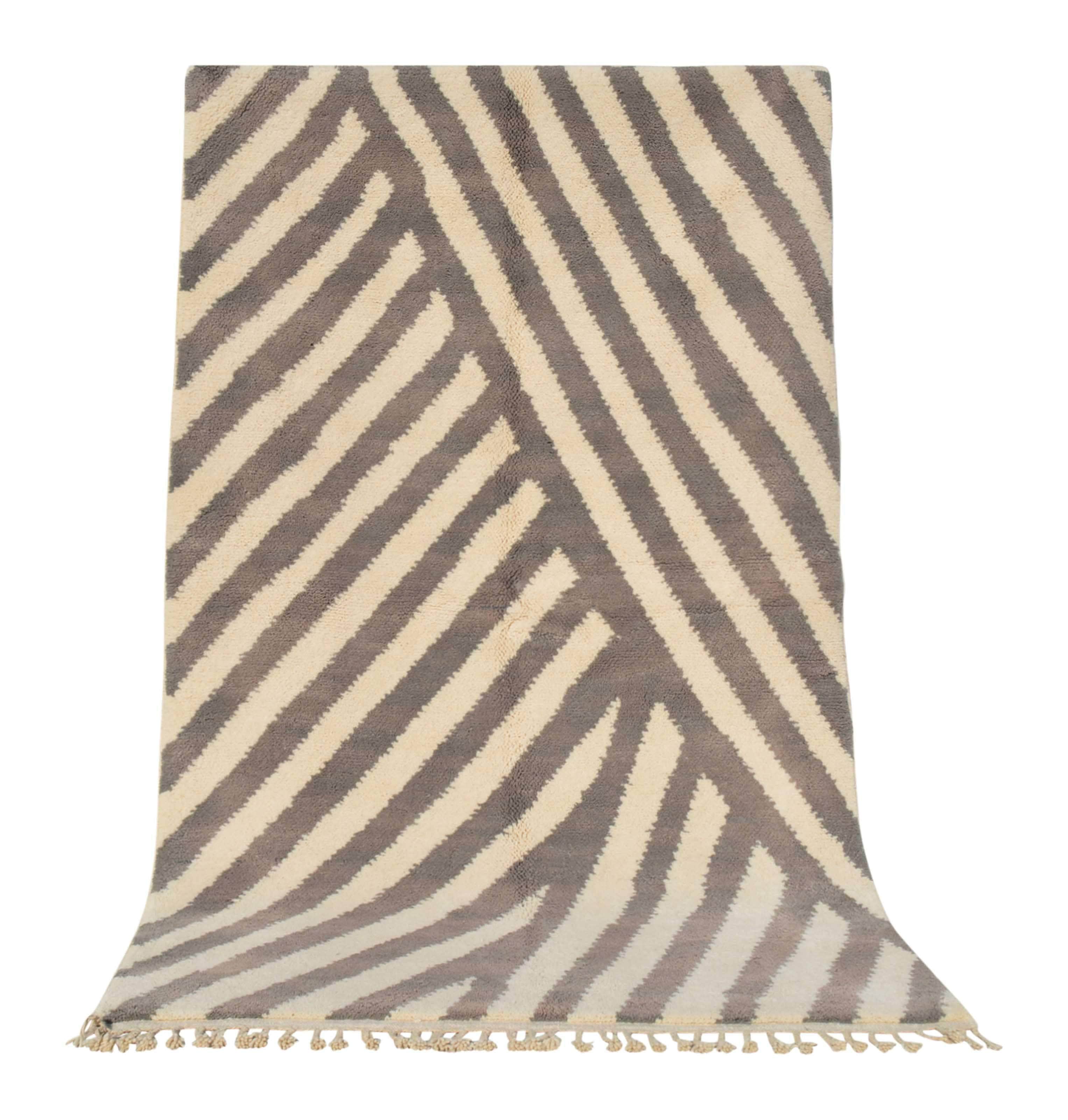Silver Streak (5'0" x 8'4") - Minimalist Grey Striped Beni Ourain Rug - Hand-Knotted Wool - Image 5